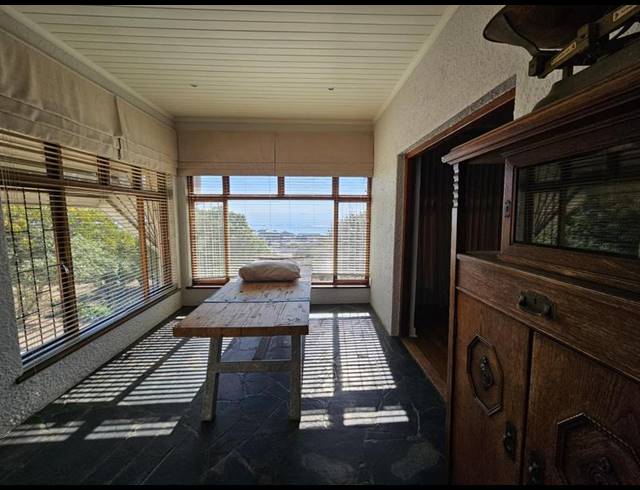 6 BEDROOM HOUSE FOR SALE IN DA GAMA BAY